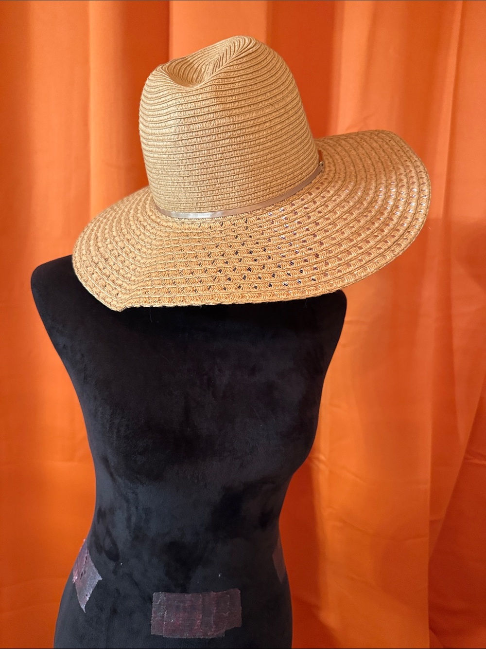 Halogen Tan Straw Sun Hat with Subtle Metallic Band